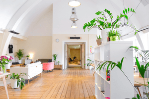 Amplia oficina de bienes raíces comerciales con decoración moderna y datos de contacto en fompo.com.