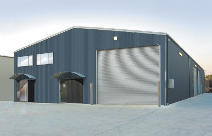 Puerta industrial en almacén de bienes raíces comerciales, edificio moderno y funcional. Ideal para negocios y almacenamiento en sector industrial.