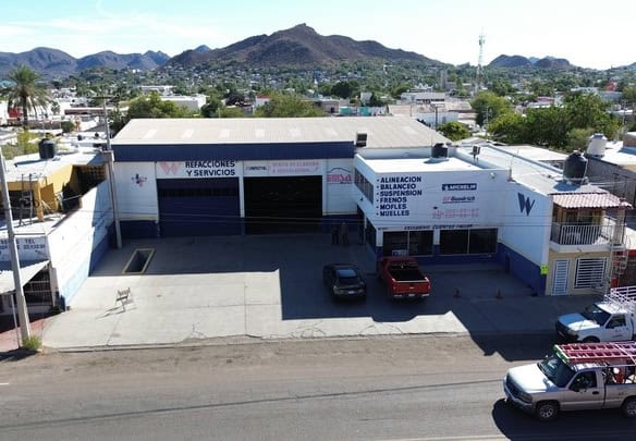 Refacciones y servicios para autos en zona comercial de Fompo, excelente oportunidad para inversión en bienes raíces comerciales.