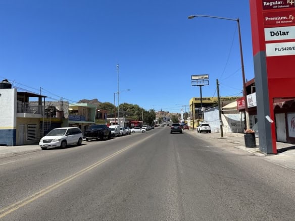 Amplia calle en zona comercial con oportunidades de inversión en bienes raíces comerciales, con tiendas y oficinas. Ideal para negocios y desarrollo inmobiliario en la región.