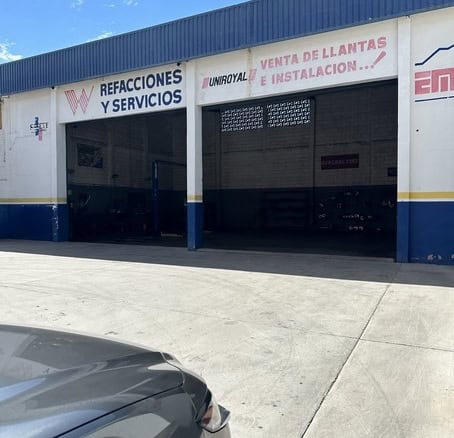 Refacciones y servicios para autos en inmueble comercial, venta de llantas e instalación de neumáticos en ubicación estratégica. Ideal para inversión en bienes raíces comerciales.