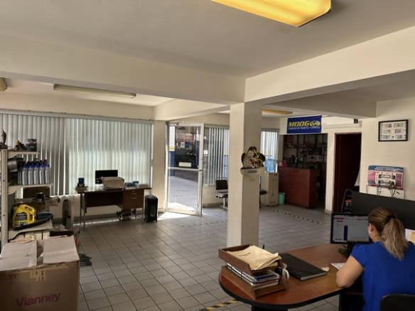 Oficina moderna y espaciosa en propiedad comercial, ideal para negocio con amplio área de trabajo y recepción, ubicada en zona comercial con fácil acceso y excelente visibilidad.