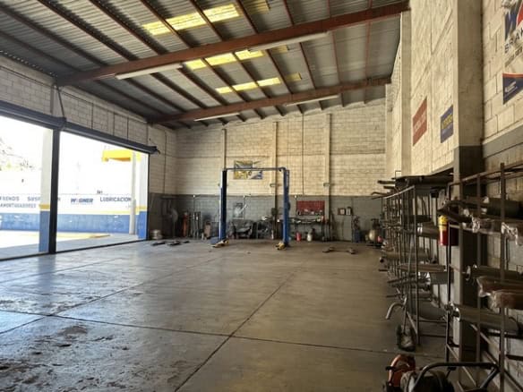 Alt text: Espacio industrial amplio y bien iluminado en propiedad de bienes raíces comerciales para alquiler o venta.