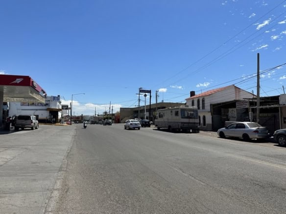 Bienes raíces comerciales en una calle de ciudad, propiedades para inversión y alquiler, oportunidades de negocio en el sector inmobiliario comercial, desarrollo de bienes raíces.