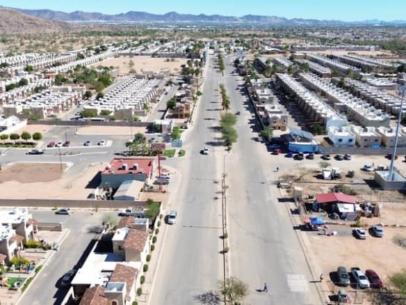 Amplio sector de bienes raíces comerciales con áreas residenciales y comerciales en un entorno urbano en crecimiento. Ubicación estratégica para inversiones inmobiliarias y desarrollo de negocios.