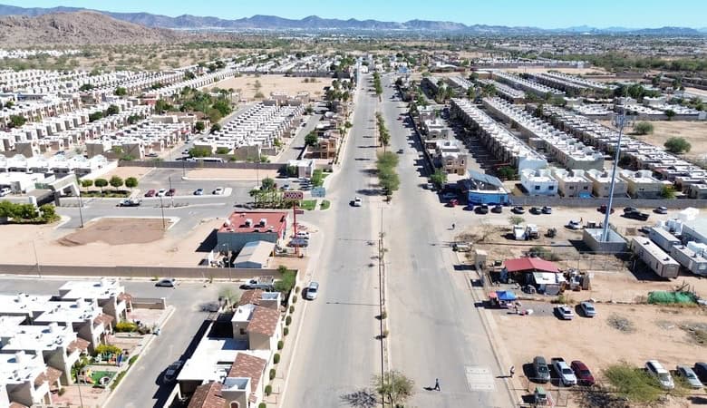 Amplio sector de bienes raíces comerciales con áreas residenciales y comerciales en un entorno urbano en crecimiento. Ubicación estratégica para inversiones inmobiliarias y desarrollo de negocios.