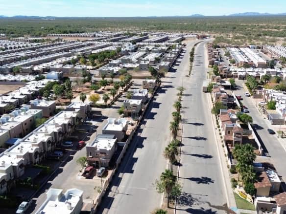 Amplia vista aérea de un desarrollo de bienes raíces comerciales y residenciales en una zona urbana moderna en Fompo Bienes Raíces Comerciales.
