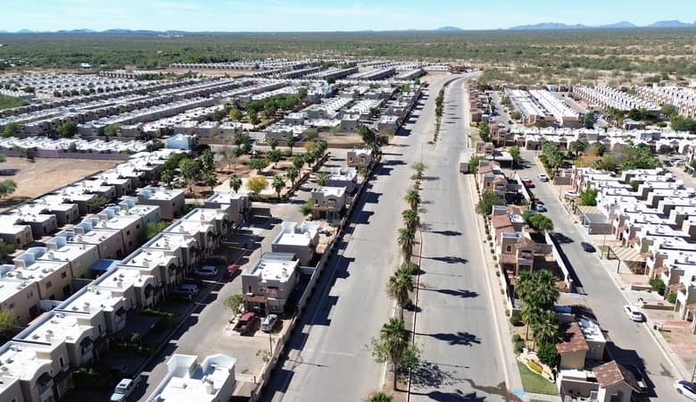 Amplia vista aérea de un desarrollo de bienes raíces comerciales y residenciales en una zona urbana moderna en Fompo Bienes Raíces Comerciales.