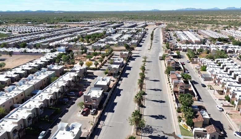 Lujo de viviendas residenciales en desarrollo urbano con calles arboladas y modernas casas en un entorno seguro y bien planificado.