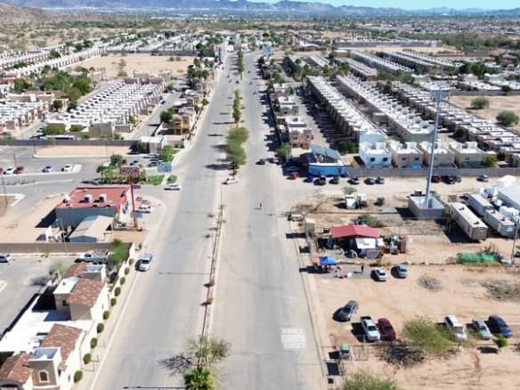 Amplio corredor comercial en desarrollo con parcelas y edificios para inversión y negocio en bienes raíces comerciales. Ubicación estratégica en área en crecimiento.