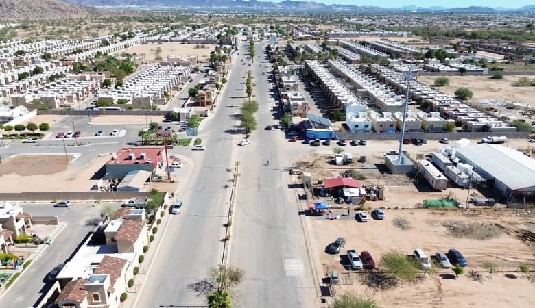 Amplio corredor comercial en desarrollo con parcelas y edificios para inversión y negocio en bienes raíces comerciales. Ubicación estratégica en área en crecimiento.