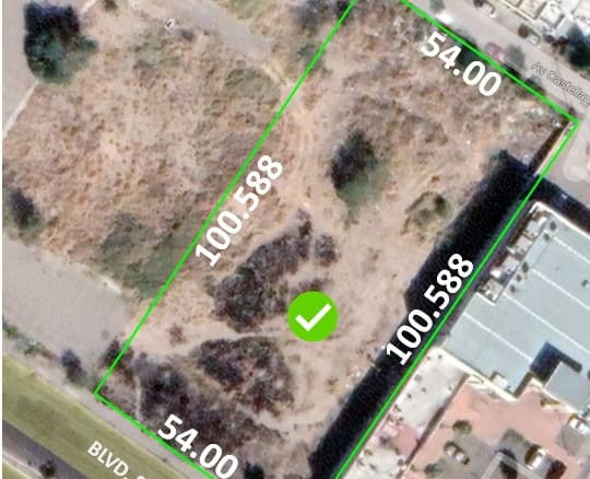 Lote de terreno en venta en excelente ubicación, ideal para desarrollo comercial o residencial, con amplias dimensiones y gran potencial de inversión.