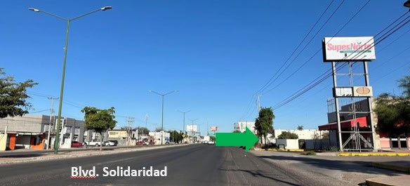 Blvd solidaridad, imagen de una calle comercial con negocios y señalización en una zona urbana de alto flujo peatonal y vehicular.