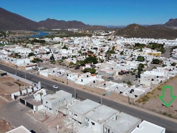 Amplia parcela de terreno en venta en zona residencial en Fompo Bienes Raíces Comerciales, ideal para desarrollo inmobiliario, ubicada en área en crecimiento con fácil acceso y servicios cercanos.
