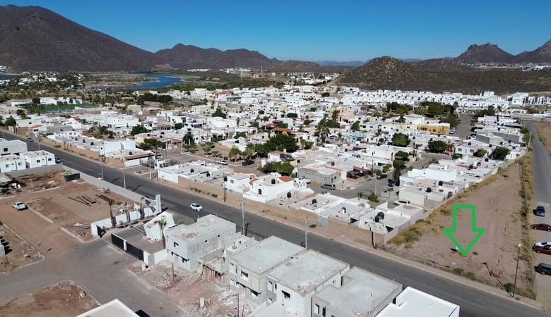 Amplia parcela de terreno en venta en zona residencial en Fompo Bienes Raíces Comerciales, ideal para desarrollo inmobiliario, ubicada en área en crecimiento con fácil acceso y servicios cercanos.