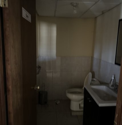 Lavabo y baño en propiedad comercial de bienes raíces, espacio compacto y funcional para actividades empresariales o locales comerciales en Fompo.