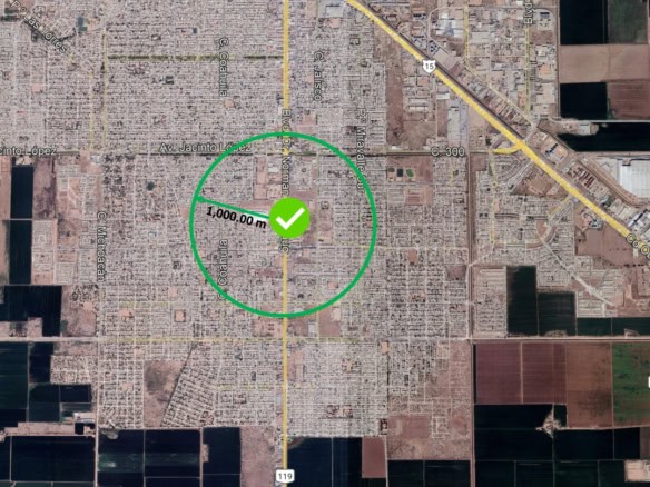 Amplia zona de terreno de 1,000 m² para desarrollo comercial en ubicación estratégica, rodeada de infraestructura y accesos principales, ideal para inversiones en bienes raíces comerciales.