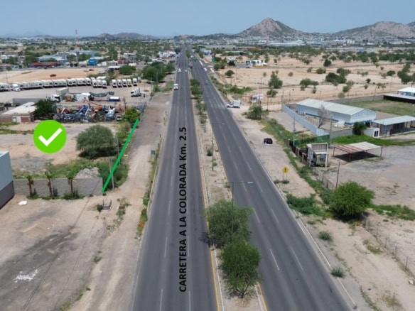 Amplia parcela de terreno comercial en venta junto a carretera principal en áreas de desarrollo. Ubicación estratégica para inversión en bienes raíces comerciales en una zona en crecimiento.