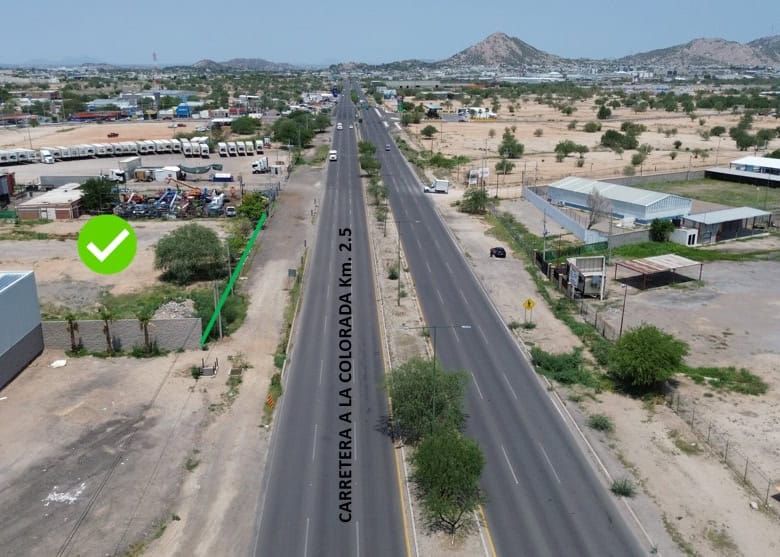Amplia parcela de terreno comercial en venta junto a carretera principal en áreas de desarrollo. Ubicación estratégica para inversión en bienes raíces comerciales en una zona en crecimiento.