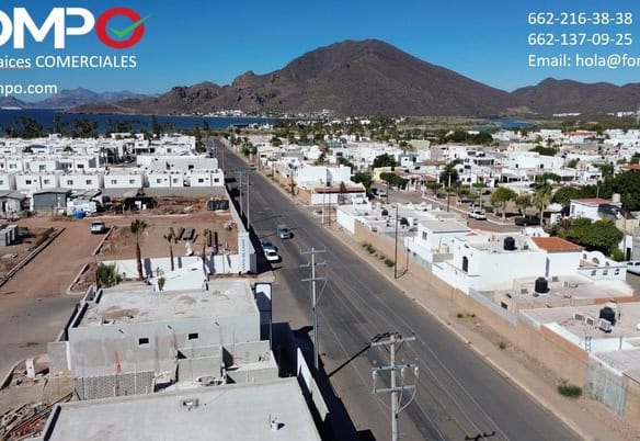 Amplia vista de propiedades comerciales en Fompo Bienes Raíces, con modernas construcciones y entorno urbano en una zona en crecimiento.