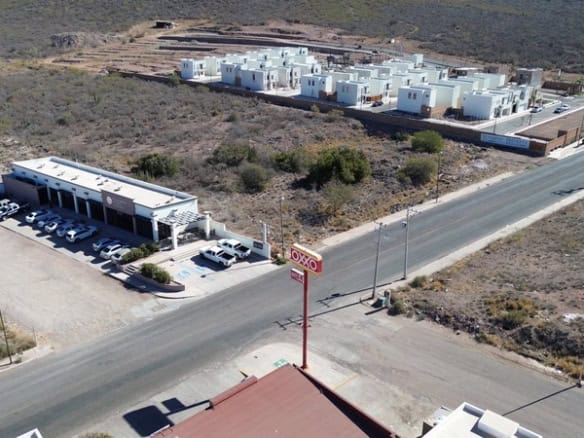Amplia propiedad comercial en venta en zona estratégica, con estacionamiento, fácil acceso y cerca de desarrollos residenciales en el sector de bienes raíces comerciales.