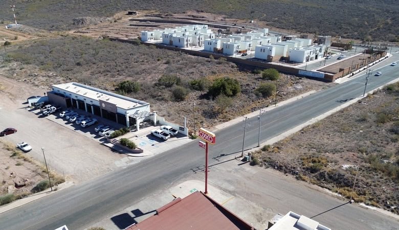Amplia propiedad comercial en venta en zona estratégica, con estacionamiento, fácil acceso y cerca de desarrollos residenciales en el sector de bienes raíces comerciales.
