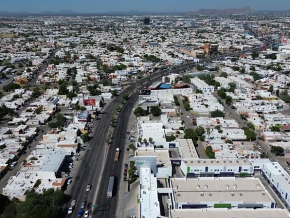 Imágenes de propiedades comerciales en venta en Fompo Bienes Raíces, ubicadas en áreas urbanas con fácil acceso a vías principales, ideales para invertir en bienes raíces comerciales en México.