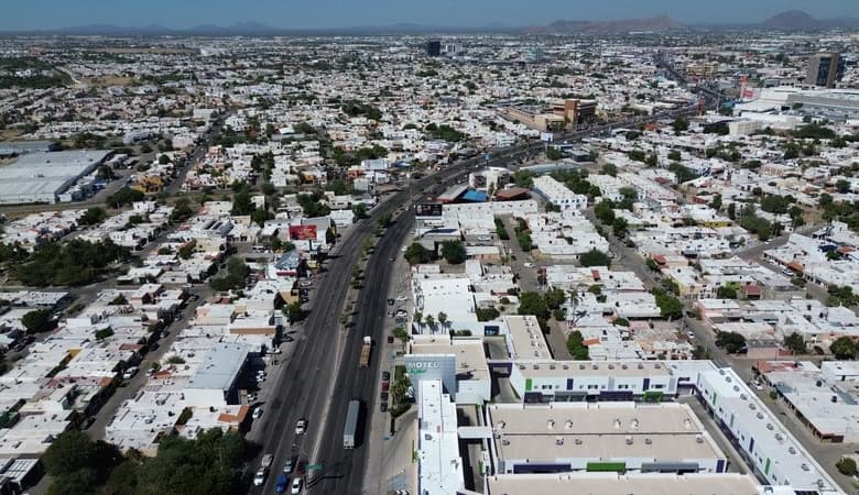 Imágenes de propiedades comerciales en venta en Fompo Bienes Raíces, ubicadas en áreas urbanas con fácil acceso a vías principales, ideales para invertir en bienes raíces comerciales en México.