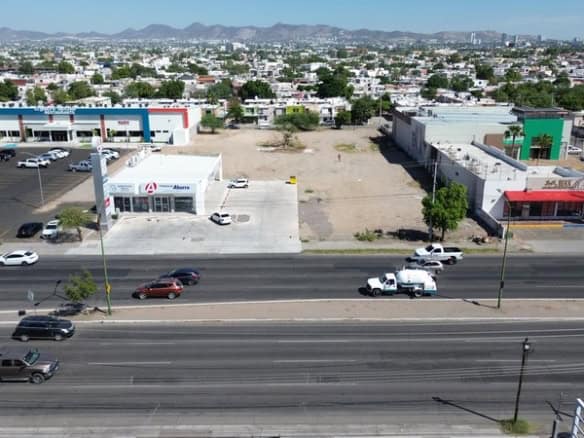 Amplia imagen de propiedades comerciales en venta en fompo bienes raices, localizados en zona estratégica con fácil acceso a la calle principal, perfectos para inversión y desarrollo empresarial en diferentes sectores.