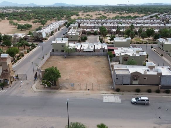 Lote de terrenos comerciales para desarrollo inmobiliario en una zona residencial moderna. Ideal para inversión y construcción de propiedades comerciales o residenciales en ubicación estratégica.
