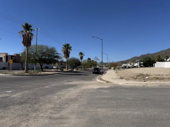 Amplia parcela en venta en zona residencial de Fompo bienes raíces comerciales, ideal para desarrollo de proyectos inmobiliarios en un entorno tranquilo y con fácil acceso.