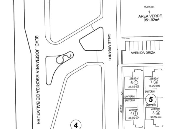 Amplio espacio de bienes raíces comerciales en desarrollo, ideal para inversión y negocios, con múltiples áreas disponibles y ubicaciones estratégicas.