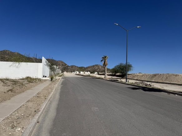 Lote de terreno en venta en zona residencial en la ciudad, ideal para desarrollo inmobiliario, con acceso a servicios básicos y cercanía a áreas urbanas, oportunidad para inversión en bienes raíces comerciales.