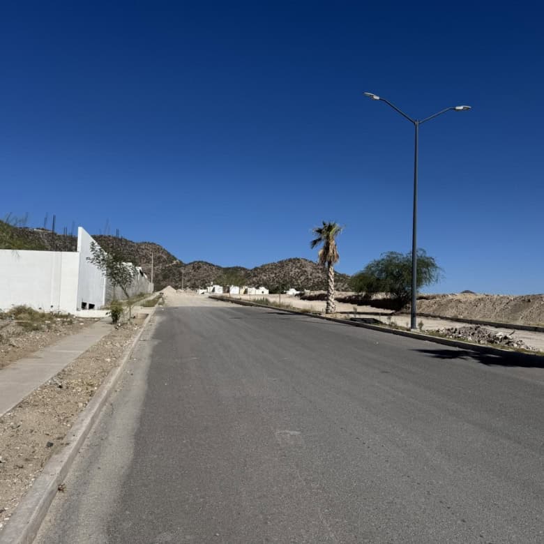 Lote de terreno en venta en zona residencial en la ciudad, ideal para desarrollo inmobiliario, con acceso a servicios básicos y cercanía a áreas urbanas, oportunidad para inversión en bienes raíces comerciales.