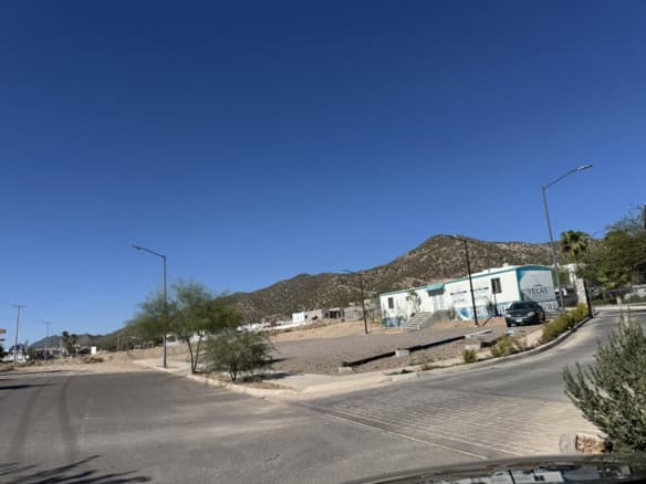 Amplio terreno en venta para desarrollo comercial en una zona en crecimiento en Mexicali, Baja California, con infraestructura y accesibilidad, ideal para inversión en bienes raíces comerciales.