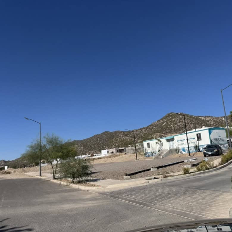 Amplio terreno en venta para desarrollo comercial en una zona en crecimiento en Mexicali, Baja California, con infraestructura y accesibilidad, ideal para inversión en bienes raíces comerciales.