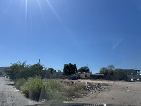 Amplia parcela de terreno para desarrollo de bienes raíces comerciales, ubicada en zona en crecimiento con excelente conectividad y potencial de inversión.