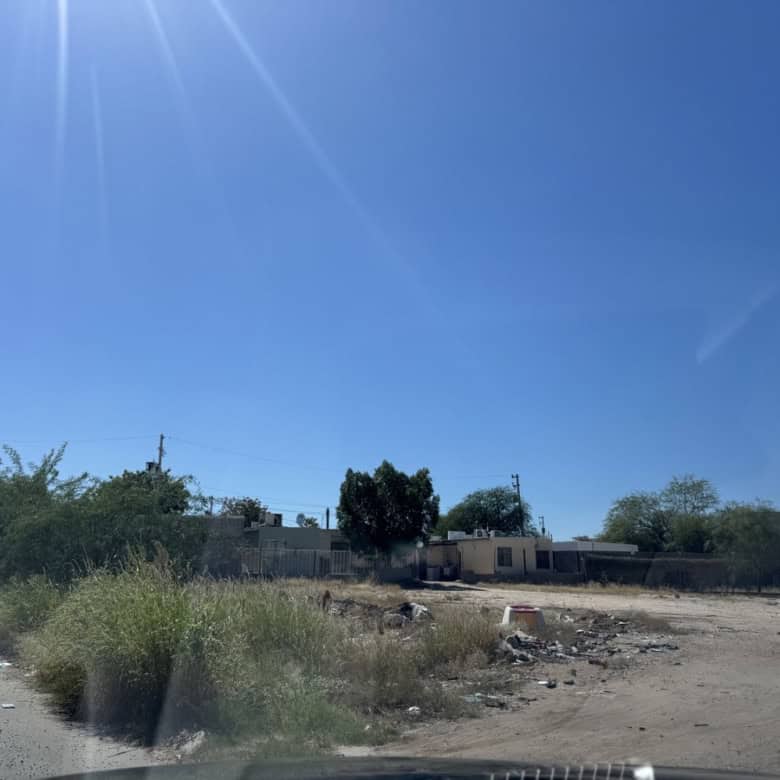 Amplia parcela de terreno para desarrollo de bienes raíces comerciales, ubicada en zona en crecimiento con excelente conectividad y potencial de inversión.