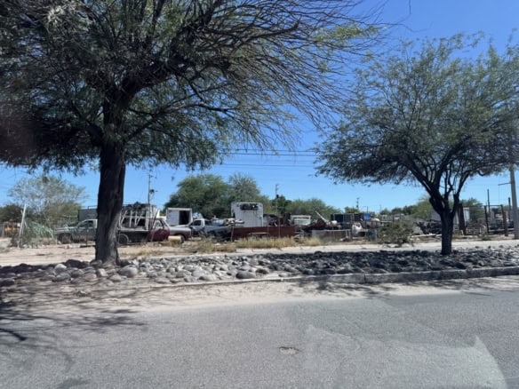 Vehículos de venta y almacenamiento en lotes de bienes raíces comerciales en área urbana. Espacio amplio para negocios o proyectos inmobiliarios comerciales. oportunidad en bienes raíces en áreas urbanas.