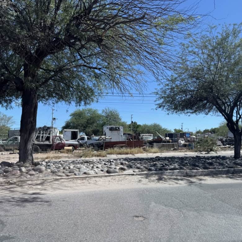 Vehículos de venta y almacenamiento en lotes de bienes raíces comerciales en área urbana. Espacio amplio para negocios o proyectos inmobiliarios comerciales. oportunidad en bienes raíces en áreas urbanas.