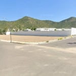 Terreno comercial en venta en zona en crecimiento, ideal para inversión en bienes raíces comerciales, con fácil acceso y rodeado de áreas residenciales y naturales.