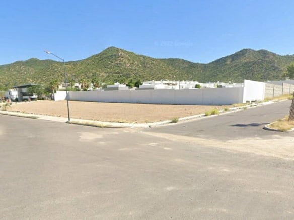 Terreno comercial en venta en zona en crecimiento, ideal para inversión en bienes raíces comerciales, con fácil acceso y rodeado de áreas residenciales y naturales.
