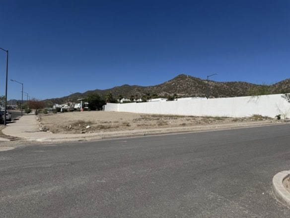 Amplio terreno en venta en zona de alta plusvalía, ideal para desarrollo comercial y oficinas, con fácil acceso y cerca de servicios en Fompo Bienes Raíces Comerciales.