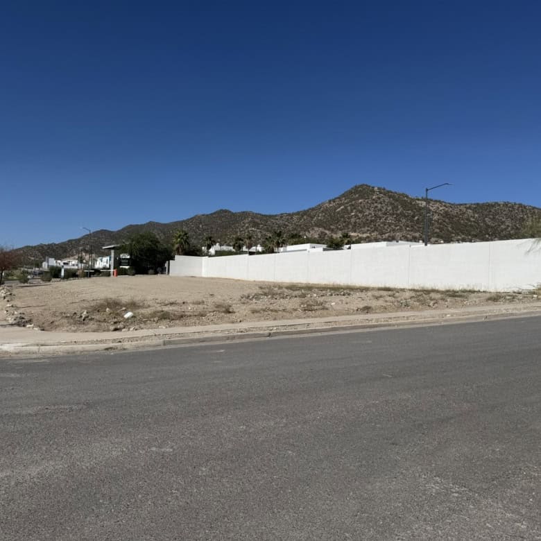 Amplio terreno en venta en zona de alta plusvalía, ideal para desarrollo comercial y oficinas, con fácil acceso y cerca de servicios en Fompo Bienes Raíces Comerciales.