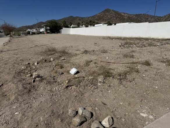 Terreno en venta para inversión en bienes raíces comerciales, ubicado en una zona en desarrollo con fácil acceso y cercanía a servicios y principales vías de comunicación.