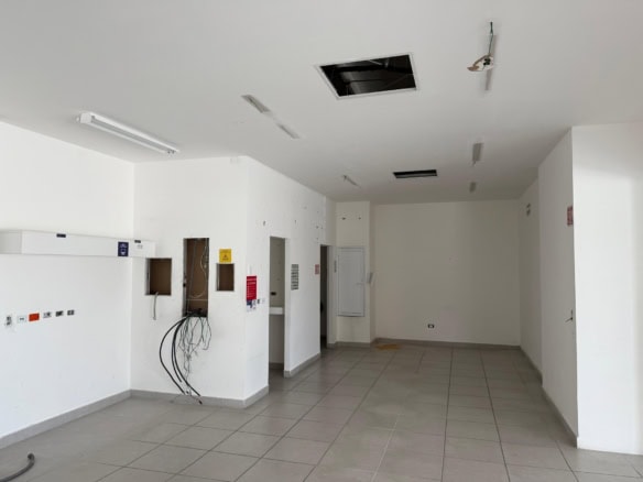 Amplio espacio comercial en obra, listo para adaptar a oficinas o negocio, con infraestructura eléctrica y ventilación instalada, ideal para inversión en bienes raíces comerciales en México.