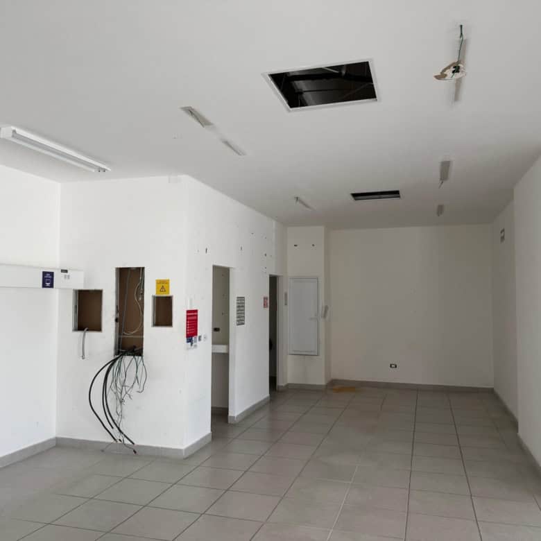 Amplio espacio comercial en obra, listo para adaptar a oficinas o negocio, con infraestructura eléctrica y ventilación instalada, ideal para inversión en bienes raíces comerciales en México.