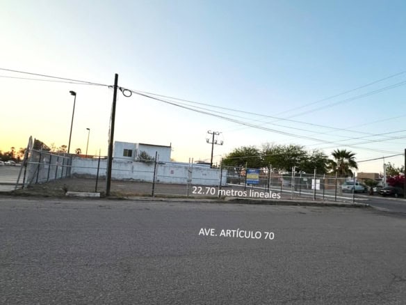 Amplia parcela de terreno en venta en avenida Artículo 70, con 22.70 metros lineales de fachada, ideal para inversión en bienes raíces comerciales, ubicada en zona estratégica con fácil acceso.