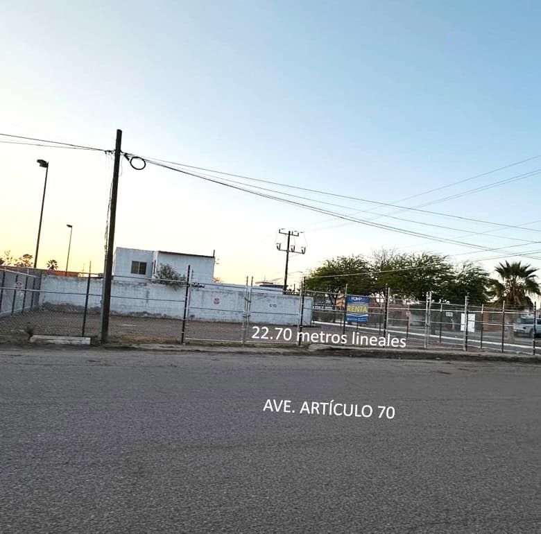 Amplia parcela de terreno en venta en avenida Artículo 70, con 22.70 metros lineales de fachada, ideal para inversión en bienes raíces comerciales, ubicada en zona estratégica con fácil acceso.