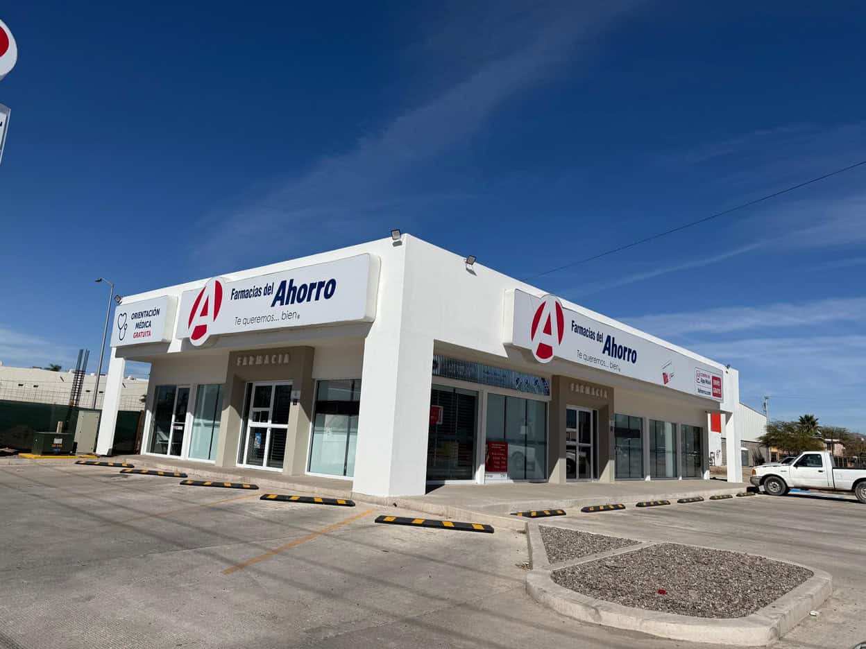 Farmacias del Ahorro en zona comercial, edificio moderno, ideal para inversión en bienes raíces comerciales, con amplias áreas de estacionamiento y acceso fácil.